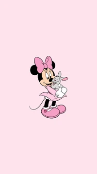 Minnie Mouse sosteniendo un ratón gris, contra un fondo rosa.