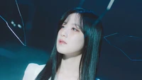 Shuhua de (G)I-DLE regarde pensivement au milieu de réflexions fragmentées, incarnant l'élégance et l'introspection.