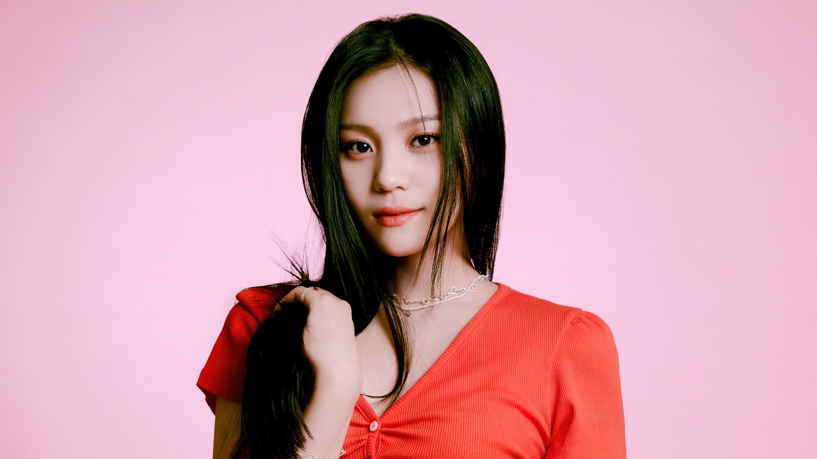 Un gros plan d'une femme en chemise rouge posant pour une photo (umji, eumji, 엄지, kim ye won, kim yewon)