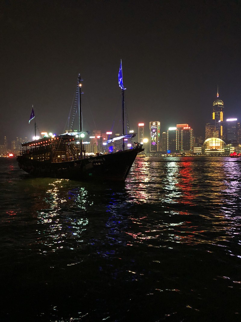 Освещенная лодка в воде ночью (гонконг, hong kong, вода, ночь, город)