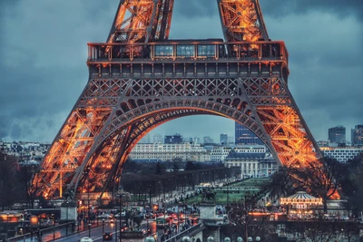 Torre Eiffel iluminada ao crepúsculo com vistas da cidade