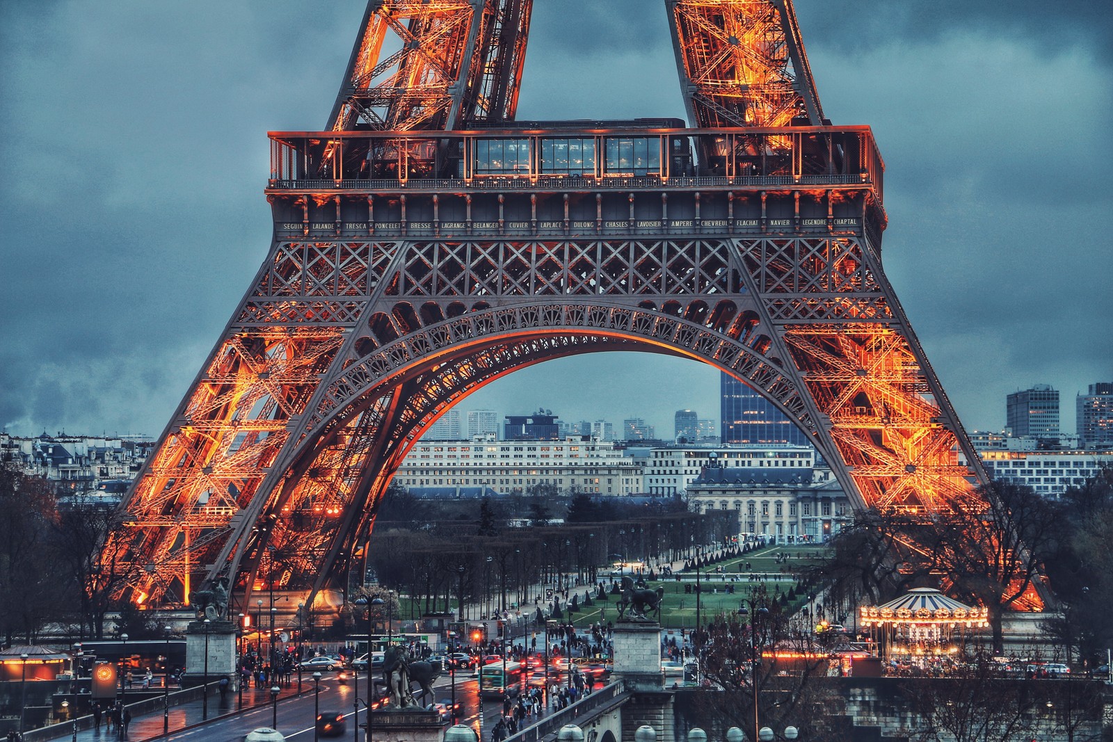 Вид на эйфелеву башню ночью с машинами и людьми (париж, paris, эйфелева башня, облако, здание)