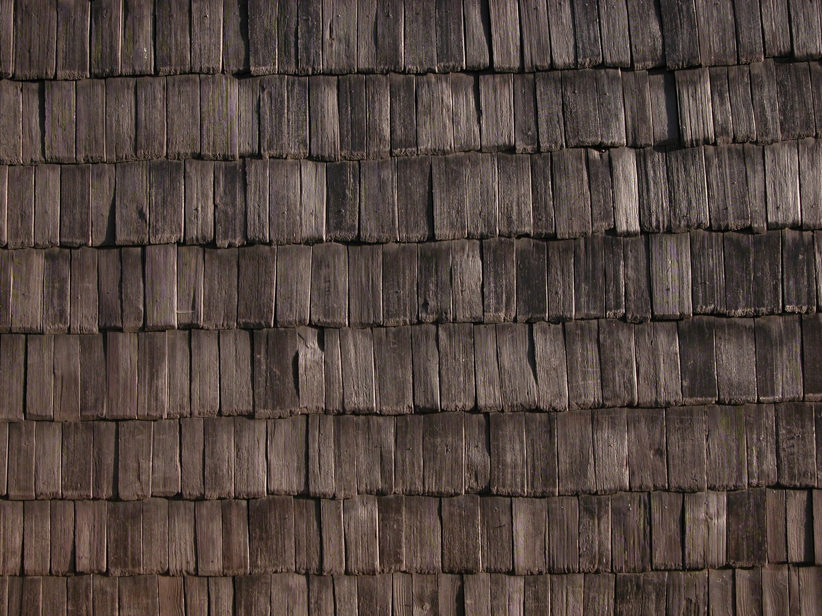 Vista aérea de un techo de tablones de madera con un hidrante rojo (pared, muro de piedra, tinte para madera, tejas, techo)