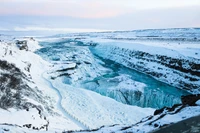 Chute d'eau Gullfoss : Un paysage glaciaire majestueux sous un ciel d'hiver