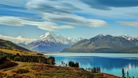 Montagnes majestueuses se reflétant sur un lac tranquille