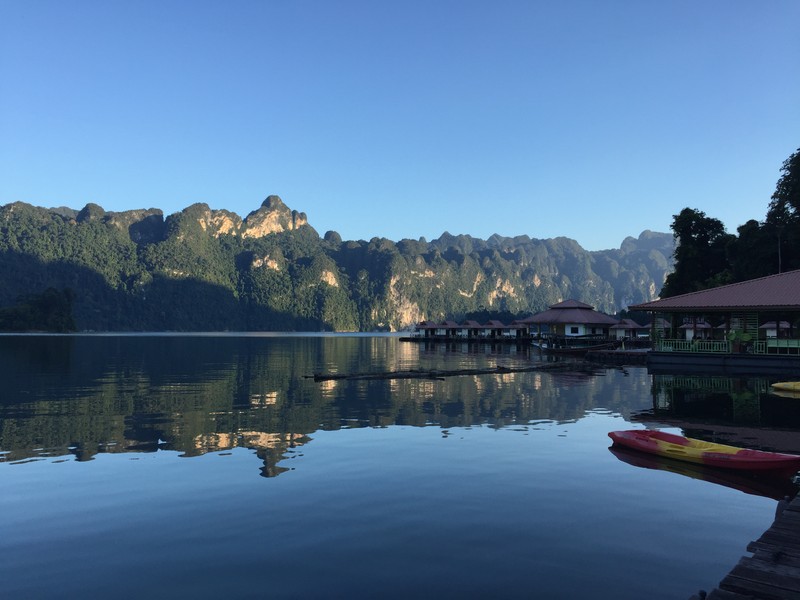 Лодки пришвартованы на воде у горной цепи (отражение, водоем, водные ресурсы, природный пейзаж, водный путь)