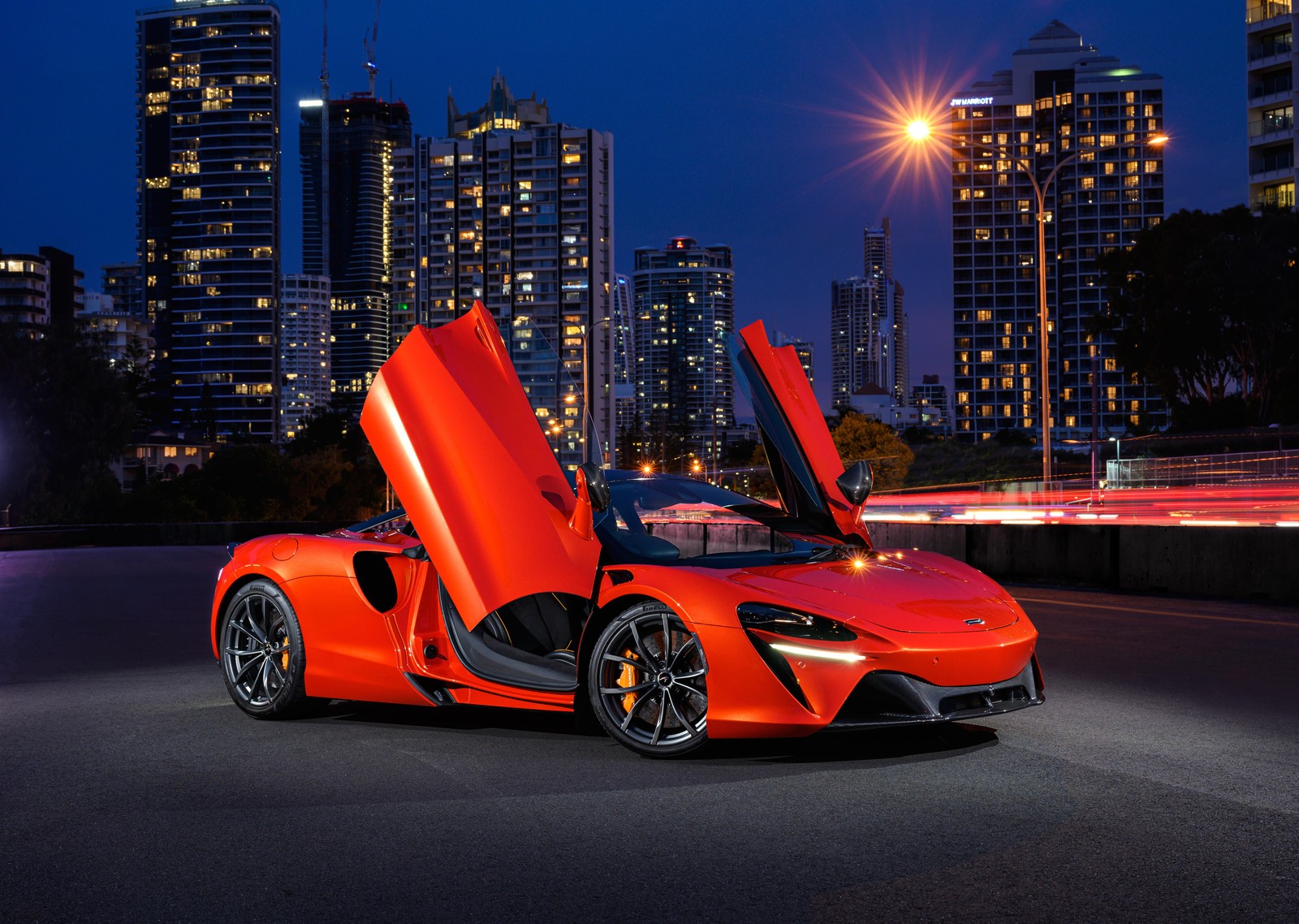 Un coche deportivo rojo con las puertas abiertas en una calle de la ciudad (mclaren artura, 8k, coche deportivo híbrido, 2021, 5k)