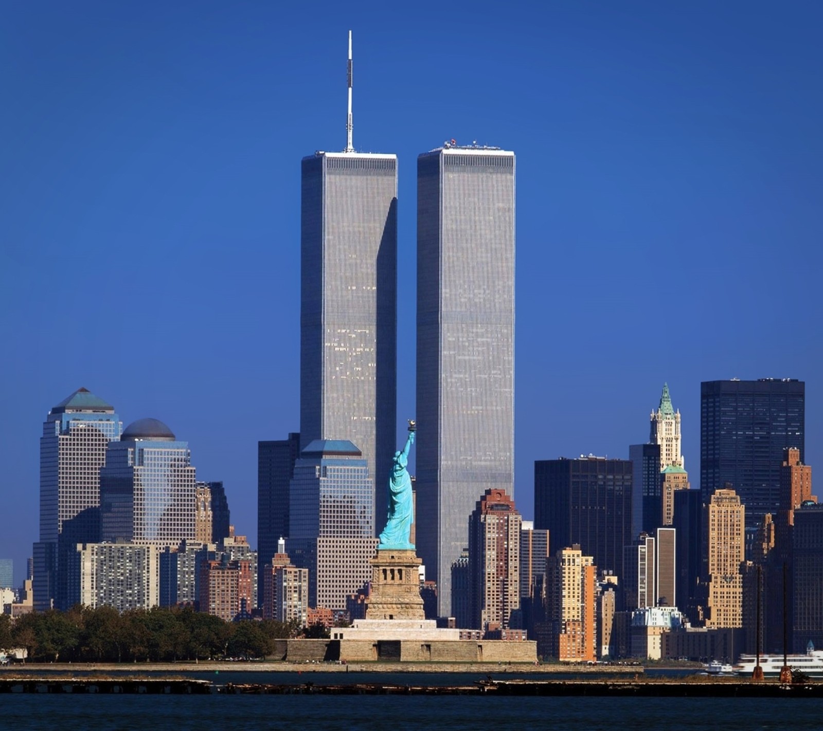 Vue floue de la statue de la liberté et des tours jumelles du world trade center (911, amérique, ville, new york, nyc)