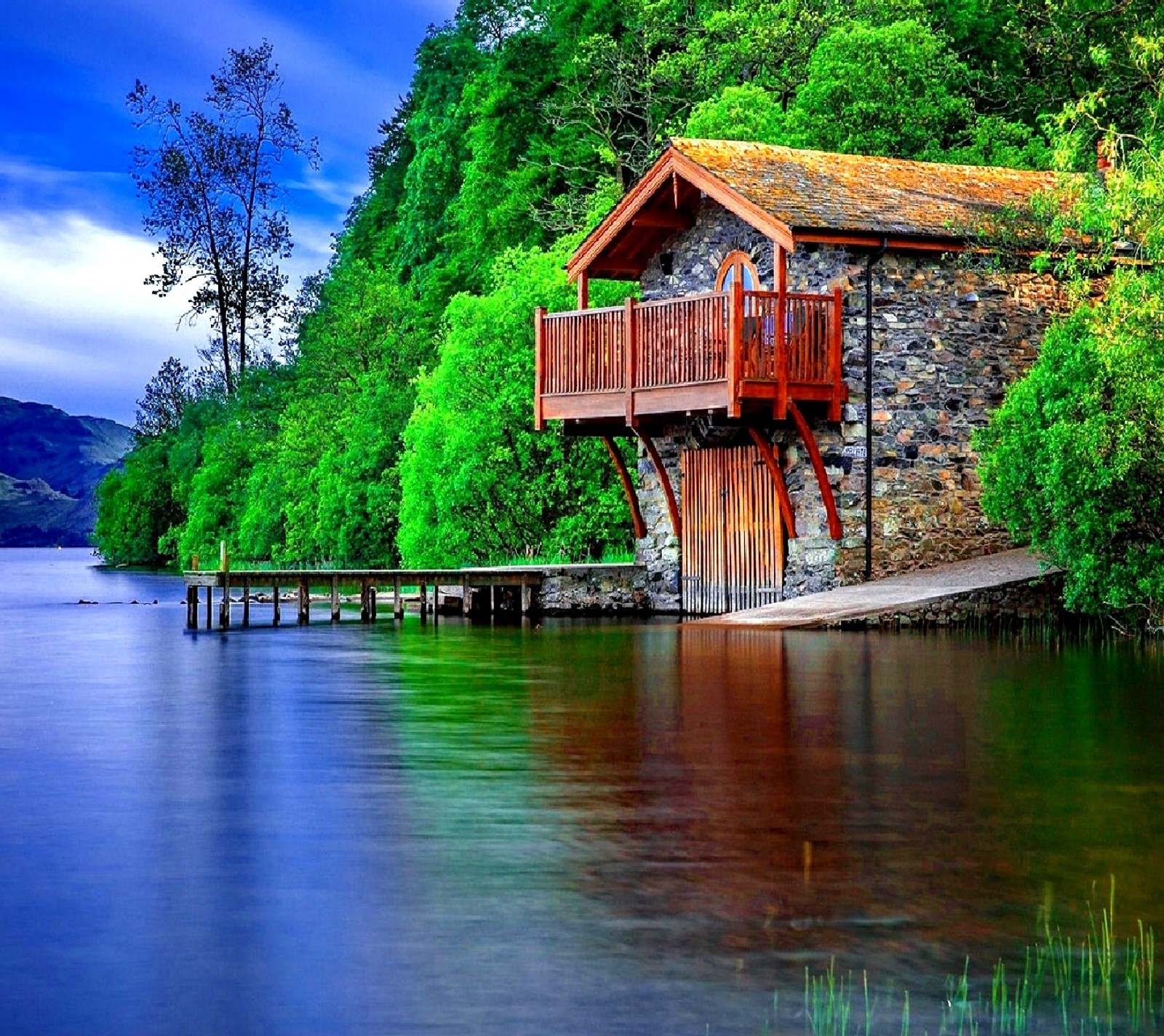 There is a small house on the shore of a lake (nature)