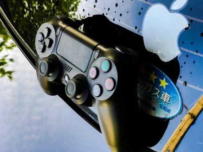 PS4-Controller auf einer reflektierenden Oberfläche mit Apple-Logo