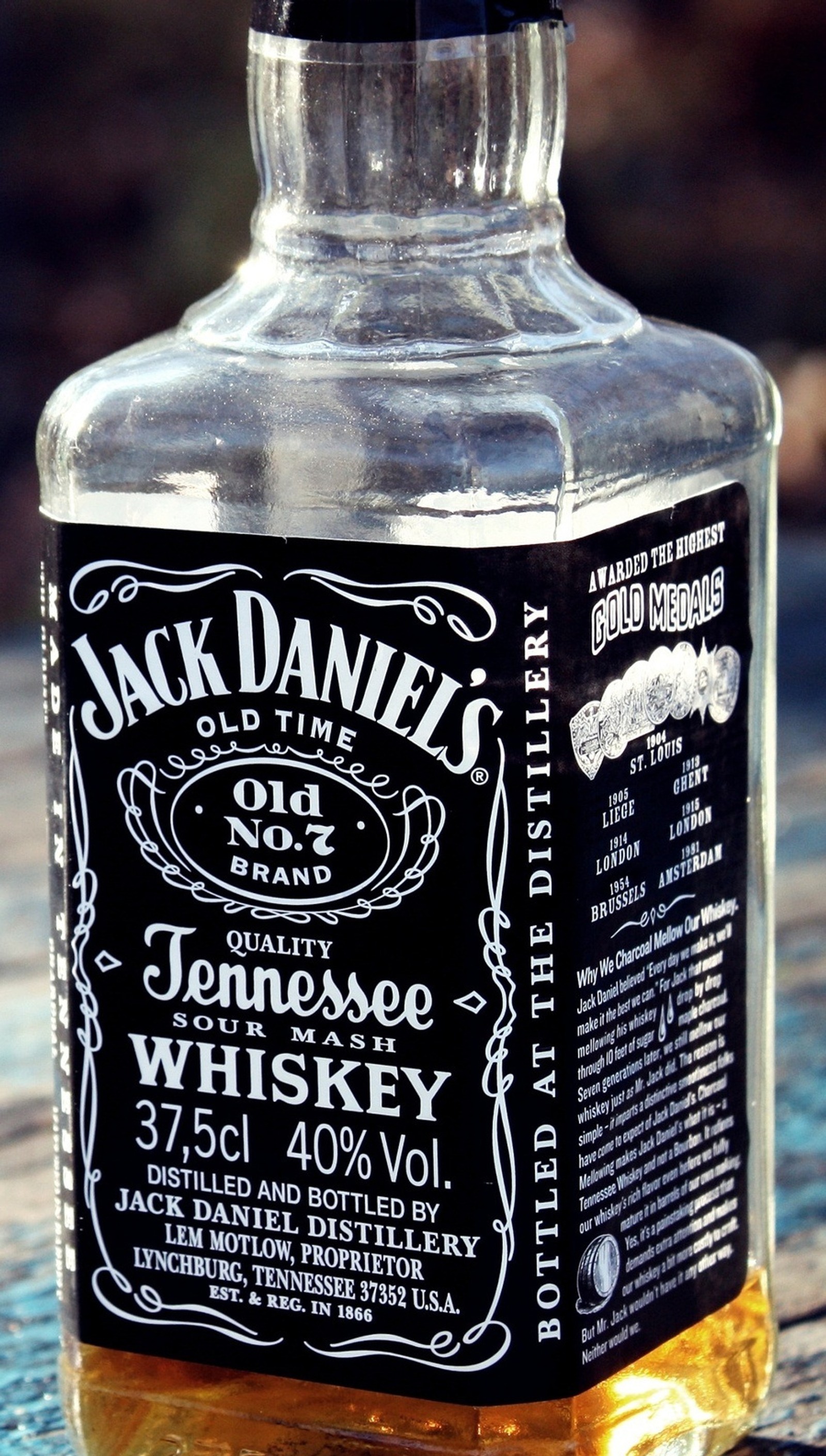 Eine flasche jack daniels whiskey steht auf einem tisch (gjgunjan, zufällig)