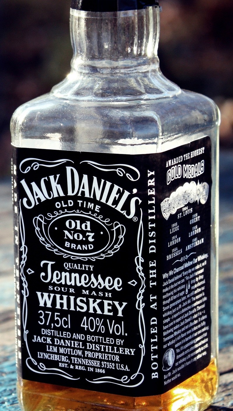 На столе стоит бутылка виски jack daniels (gjgunjan, случайный)