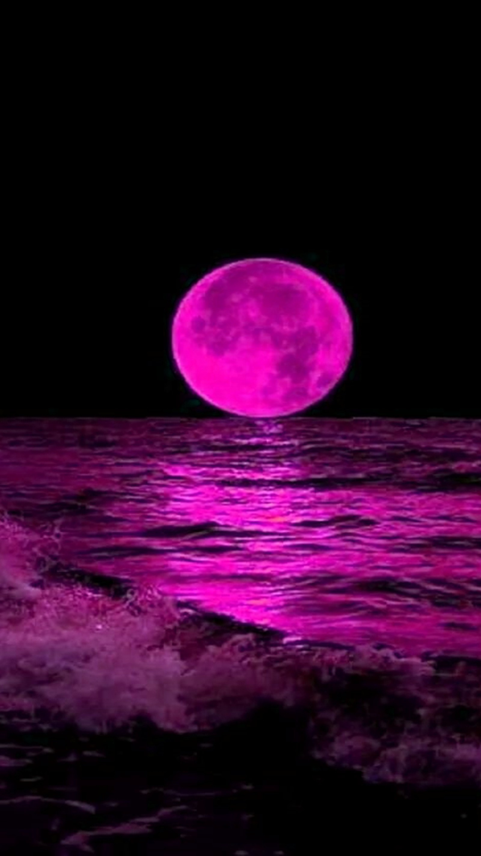 Una luna rosa brilla sobre el océano por la noche (lleno, luna)