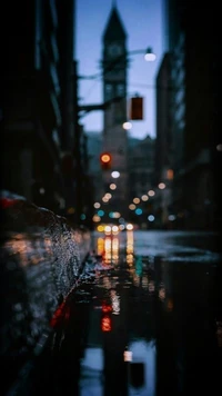 Réflexions d'une nuit pluvieuse dans les rues de la ville