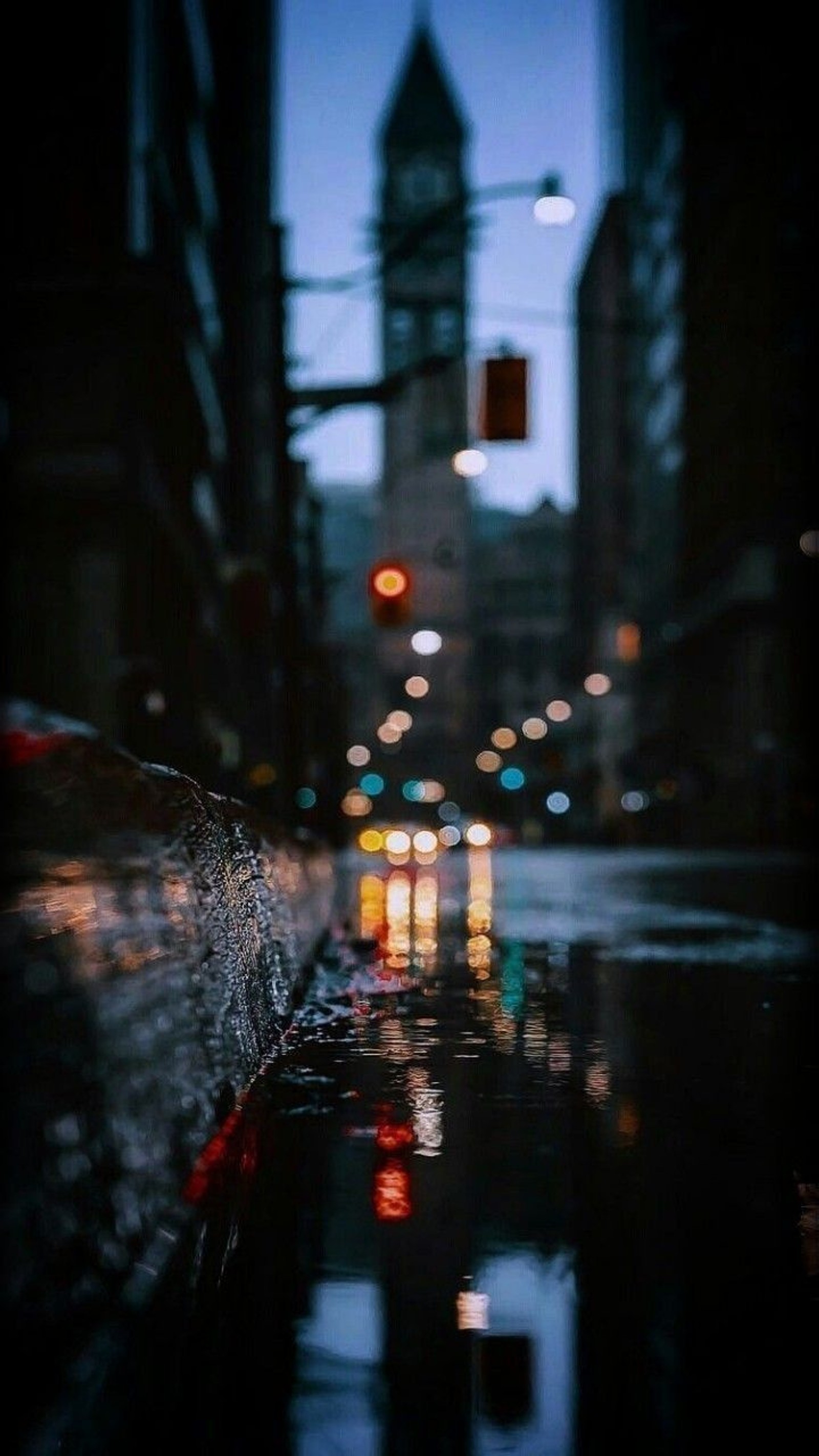 Vista árabe de uma rua da cidade com uma torre do relógio ao fundo (rua, ruas, cidade, fotografia, noites)