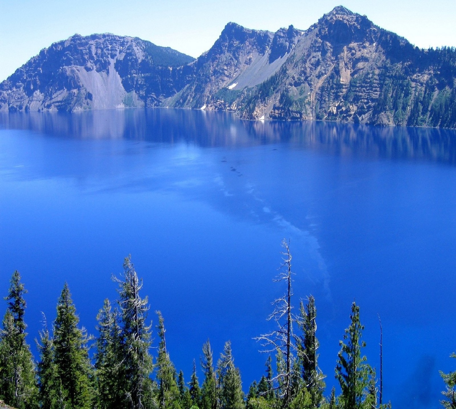 Vue aérienne d'un lac avec une montagne en arrière-plan (nature)