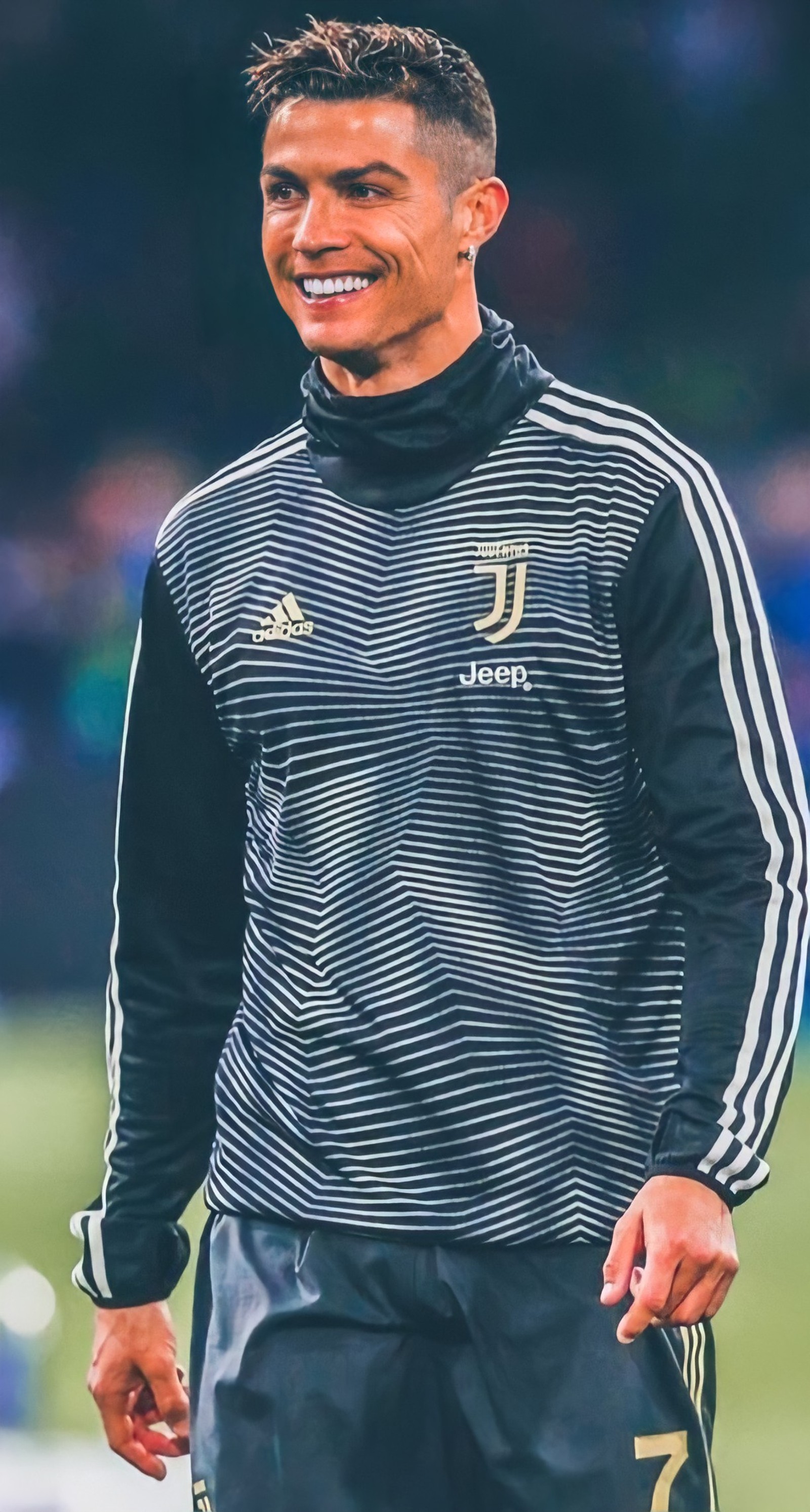 Nahaufnahme eines mannes in einer schwarz-weißen uniform auf einem feld (juve, portugal, ronaldo)