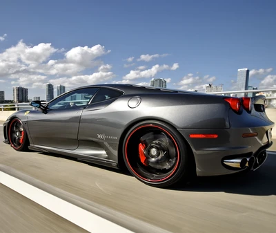 Elegante Ferrari GT corriendo por la carretera