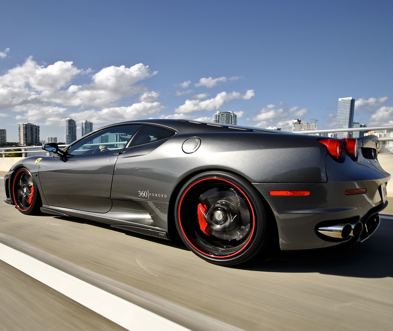 Um close em um carro esportivo prateado dirigindo em uma rodovia (carro, rápido, lamborghini, raça, aro)