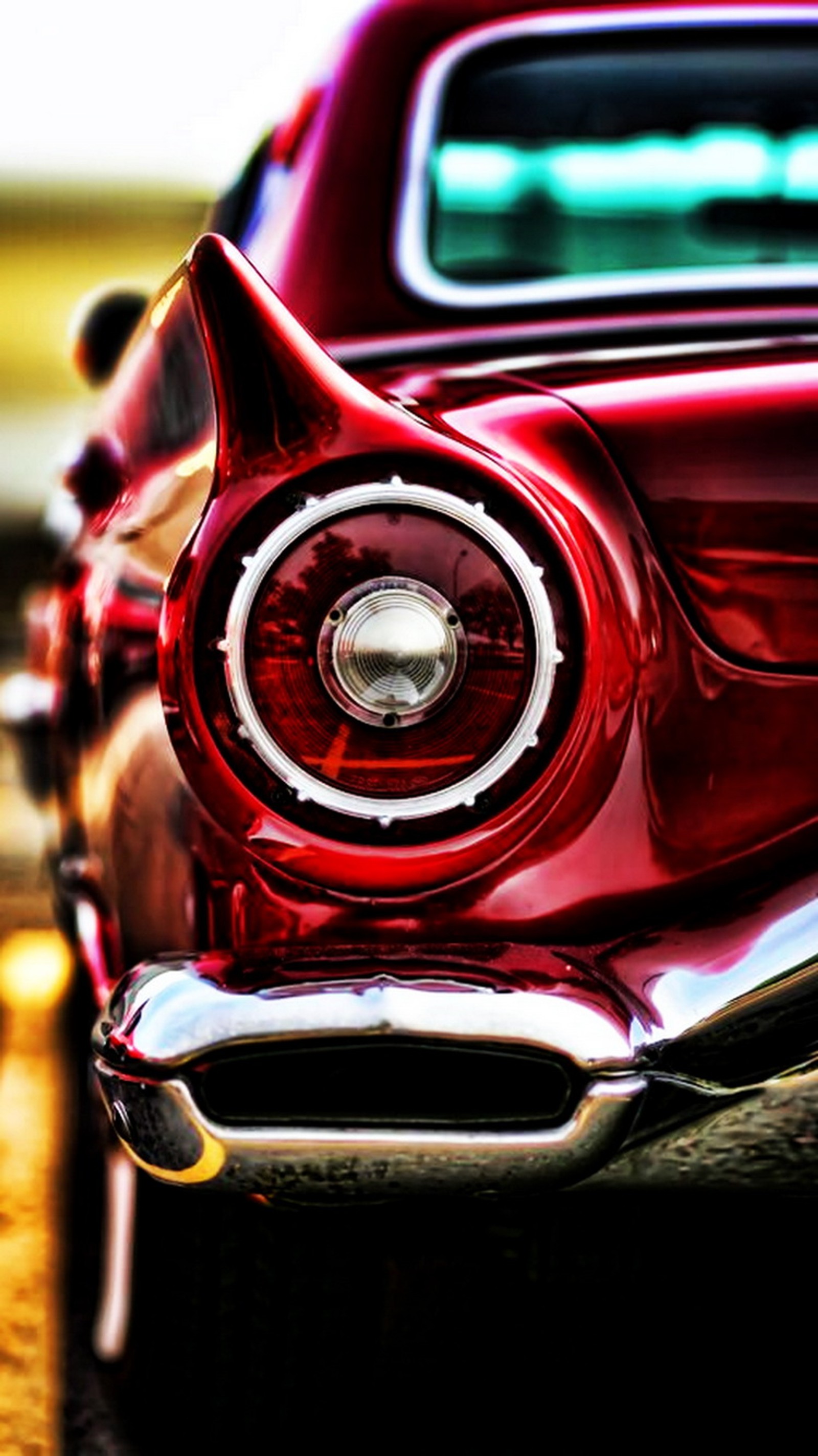 Un primer plano de un coche rojo estacionado en la calle (clásico, convertible, ford, rojo, thunderbird)