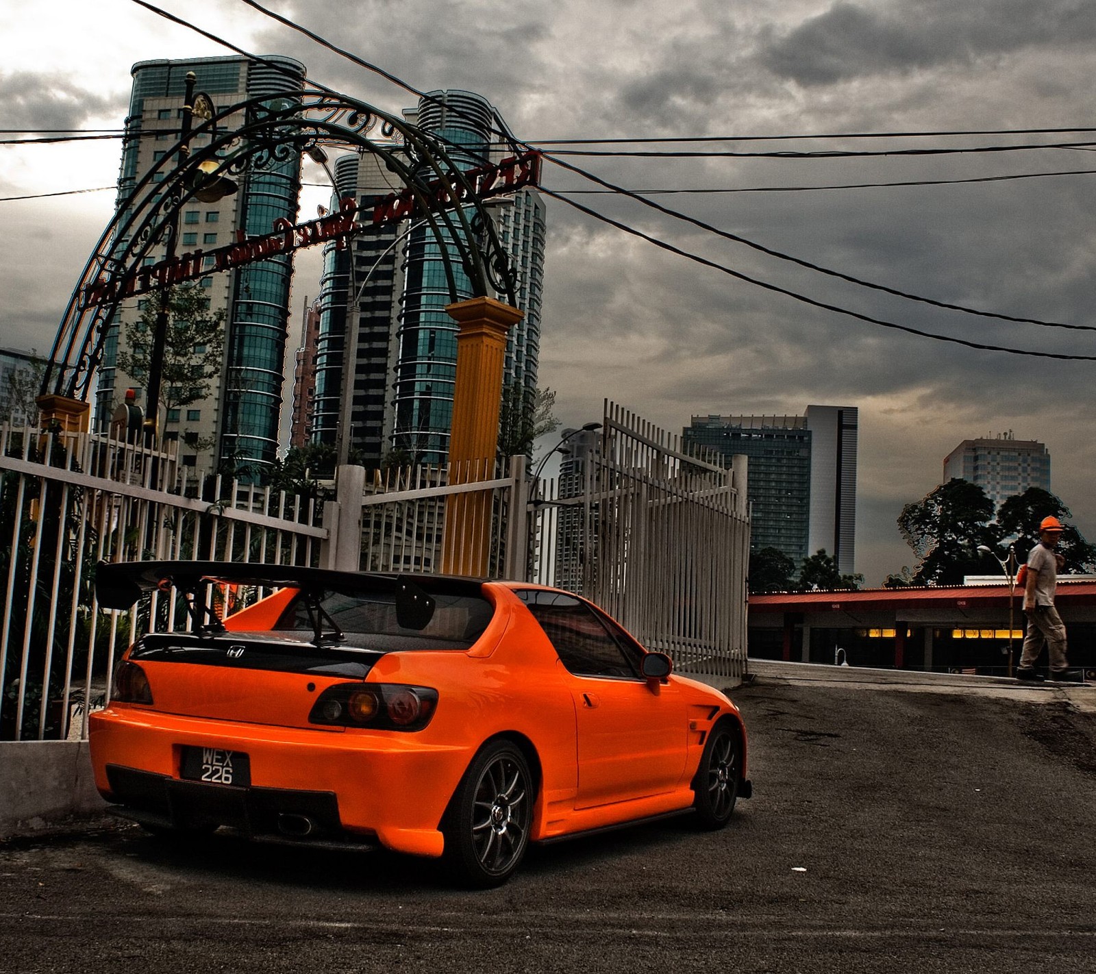 Há um carro estacionado ao lado da estrada (carro, carros, hd, honda, laranja)