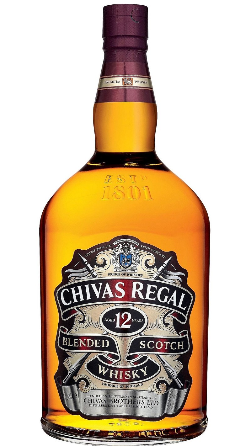 Близкий план бутылки chivas regal 12-летнего скотча (чивас регал, chivas regal, скотч, scotch, виски)