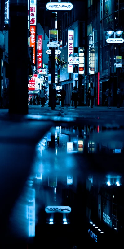 Reflexionen von Tokio: Neonlichter und städtische Architektur