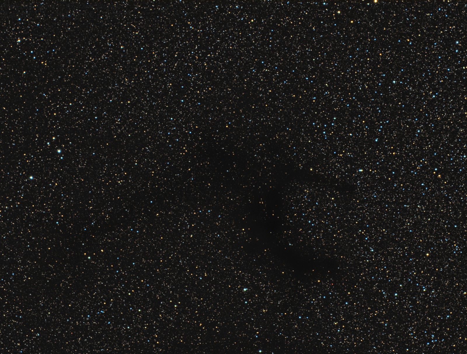 Uma imagem borrada de um campo estelar preto com um objeto preto no meio (atmosfera, estrela, astronomia, universo, objeto astronômico)