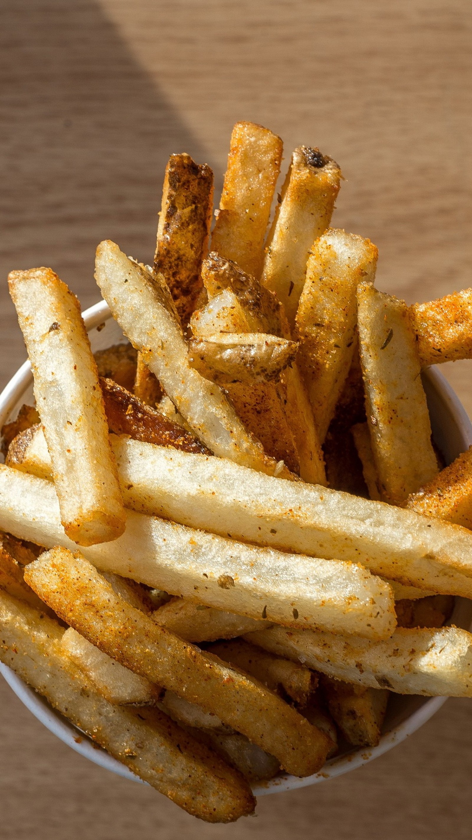 Pommes frites in einer schüssel auf einem tisch (pommes frites, pizza, französische küche, vegetarische küche, restaurant)