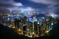 Paisagem noturna do Porto de Victoria: Um vislumbre do deslumbrante horizonte de Hong Kong do Pico Victoria