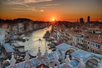 Pôr do sol sobre o Grande Canal: Um deslumbrante reflexo da cidade