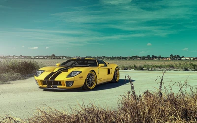 Ford GT amarelo: Um carro esportivo de alto desempenho em um cenário pitoresco