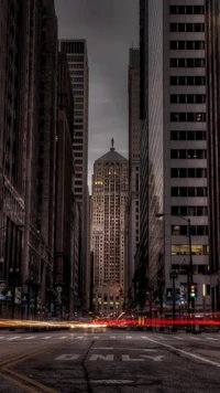 Paisagem urbana: Arranha-céus emoldurando uma torre histórica