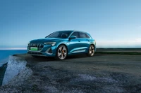 2020 Audi e-tron 55 Quattro S Line: SUV électrique frappant au bord de la mer