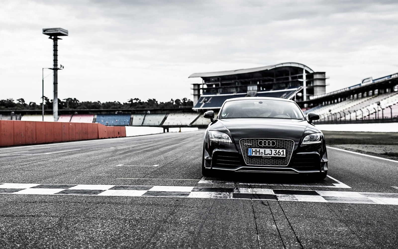 Coche audi en una pista de carreras con una pista a cuadros (audi r8, audi, supercoche, coche compacto, negro)