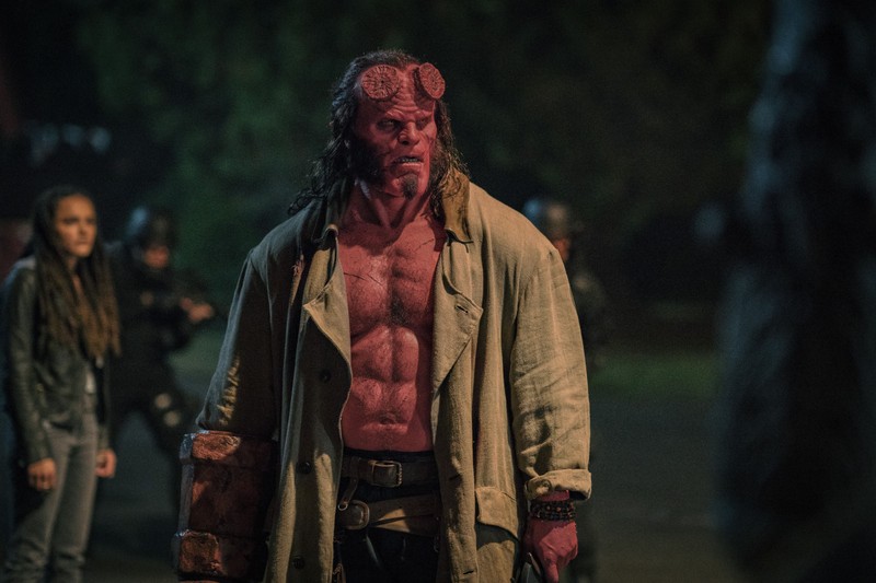 Хеллбой стоит в центре группы людей (хеллбой, hellboy, человек, фигурка персонажа, плоть)