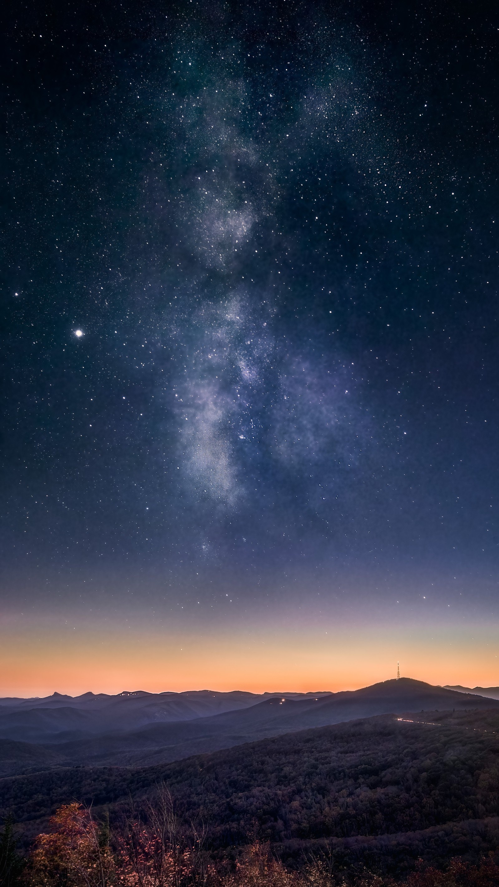 Céu noturno estrelado com uma estrela brilhante e uma cadeia montanhosa distante (terra, astronomia, espaço, espaço sideral, atmosfera)