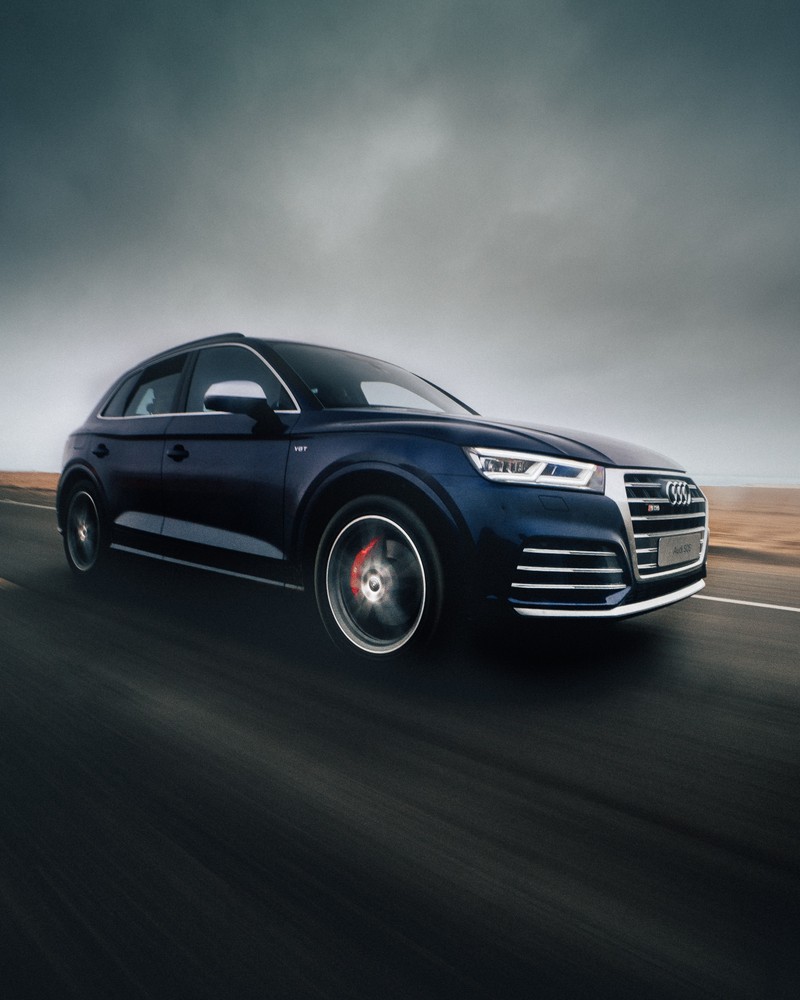 Близкий план синего внедорожника audi, едущего по дороге (машина, audi, ауди q7, audi q7, представительский автомобиль)