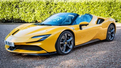 Ferrari SF90 Spider: Um impressionante supercarro em amarelo vibrante