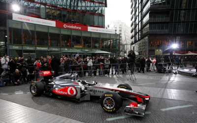 McLaren Formel-1-Auto auf Vodafone-Event mit begeistertem Publikum ausgestellt