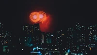 Fogos de artifício de Ano Novo sobre uma paisagem urbana à noite