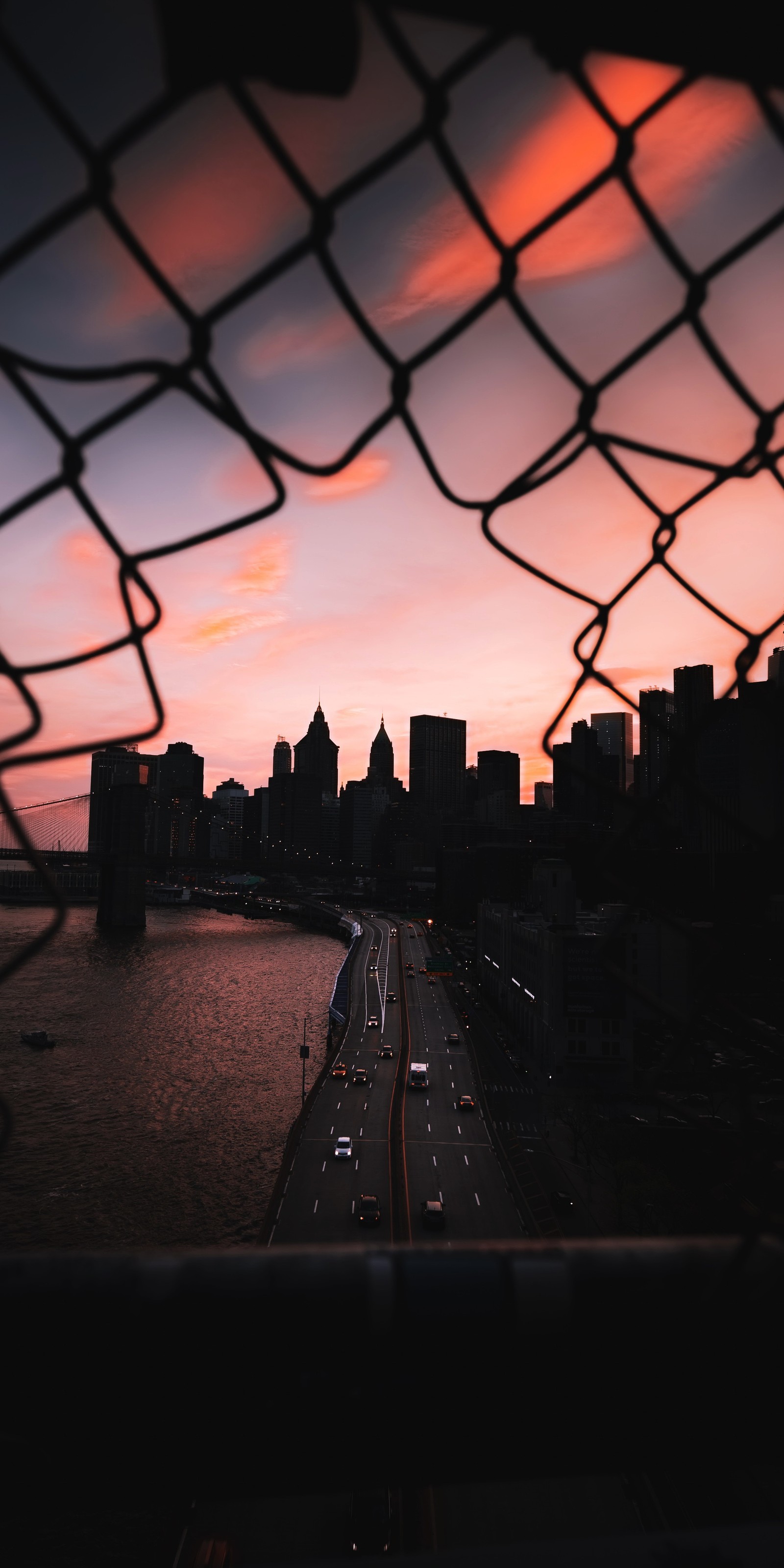 Vista aérea del horizonte de una ciudad desde un puente al atardecer (espíritu, nube, agua, rascacielos, atmósfera)