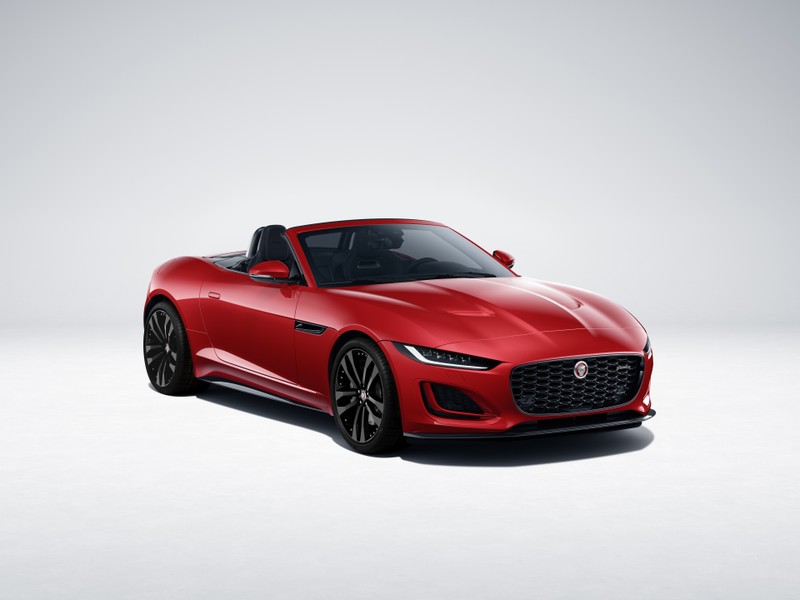 Новый автомобиль jaguar представлен в студии (jaguar f type r dynamic black convertible, 2021, белый фон, красные машины, 5k)