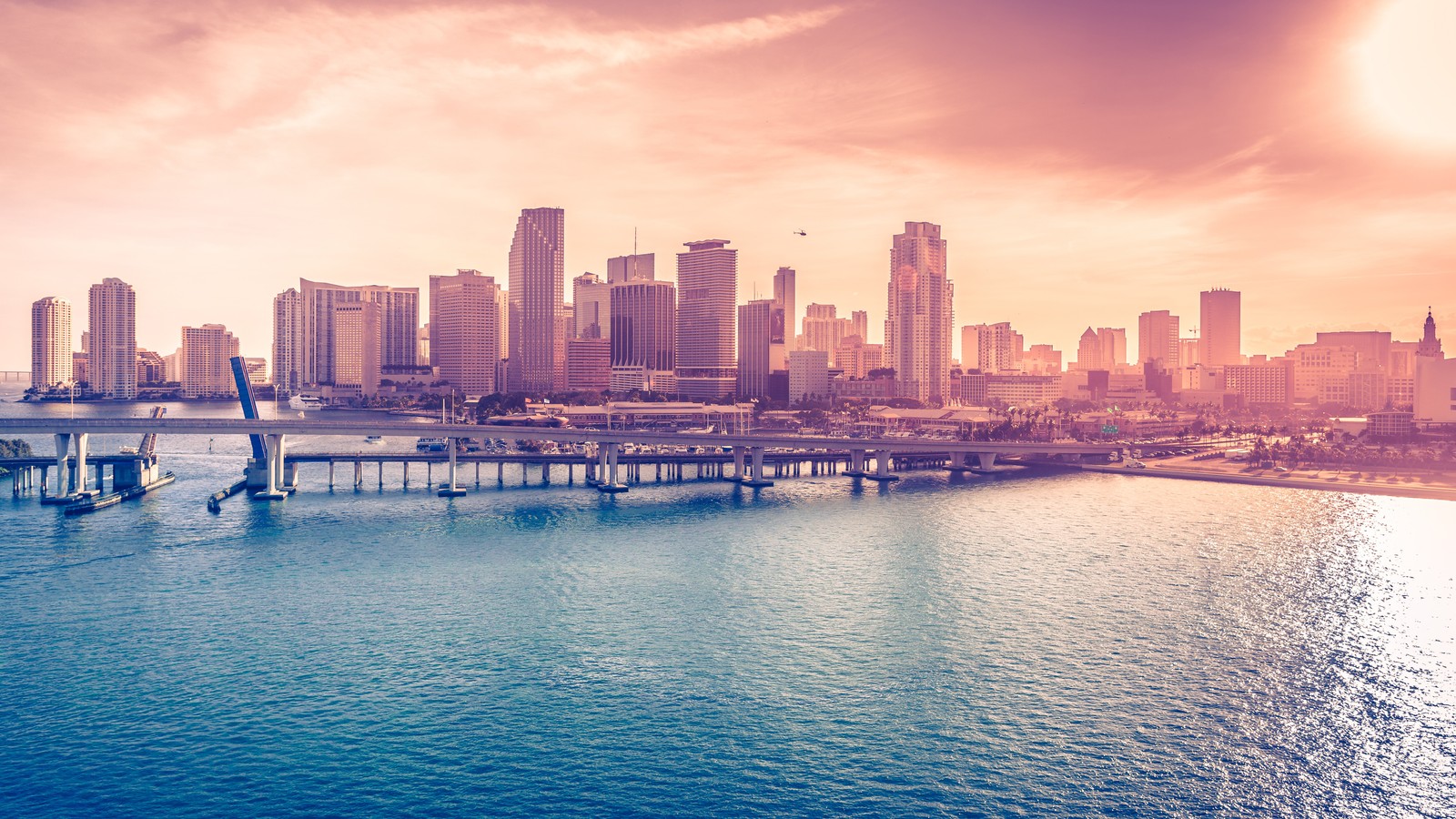 Una vista arafed de un horizonte urbano con un muelle y un cuerpo de agua (miami, south beach, agua, nube, rascacielos)