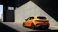 Динамичный желтый хэтчбек Renault Sport в городской обстановке