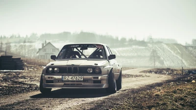 BMW E30 M3 auf einer Rallyestrecke: Eine klassische Motorsportikone.