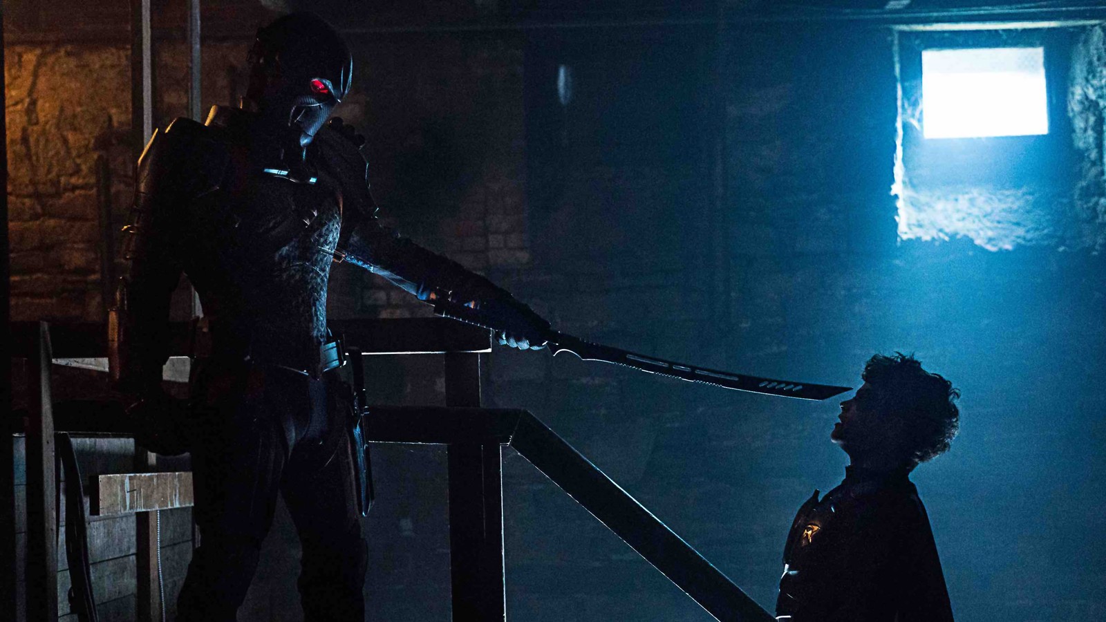 Batman y catwoman en una habitación oscura con una luz encendida (titans, temporada 2, series de televisión, deathstroke, petirrojo)