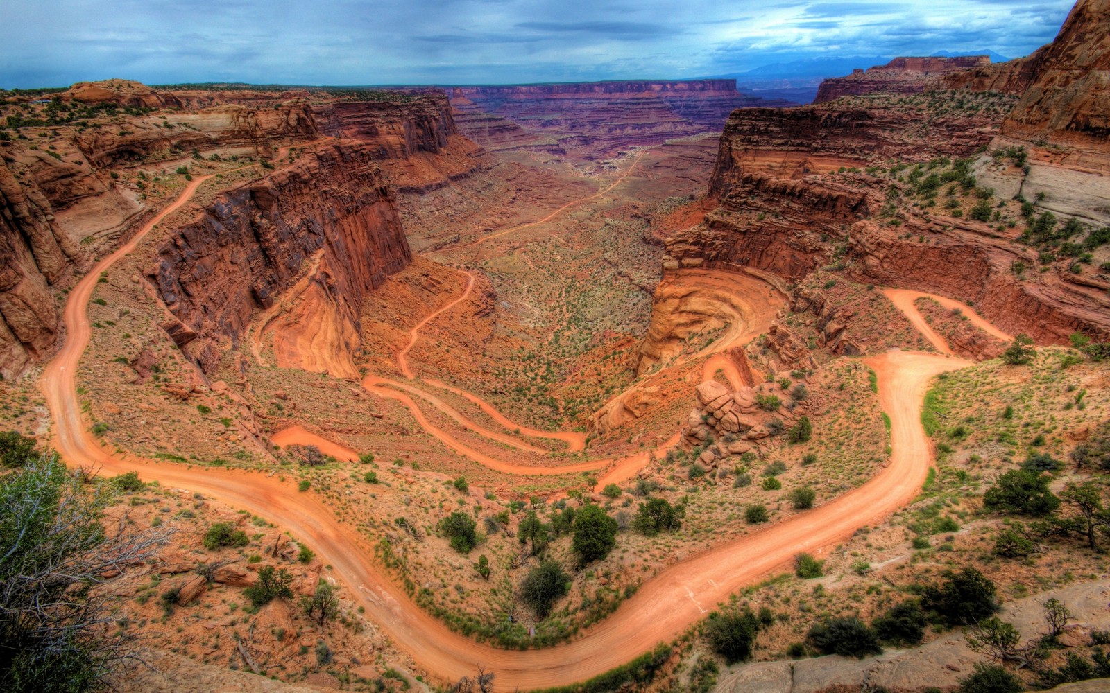 Vue d'un canyon avec une route en terre traversant (parc national de bryce canyon, parc national, parc, nature, canyon)