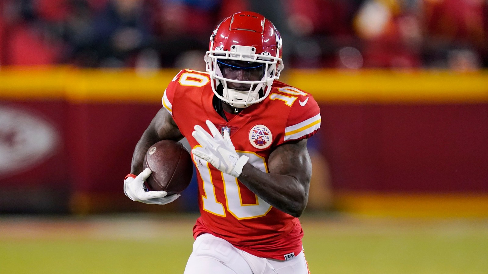 Крупный план футбольного игрока, бегущего с мячом (тирик хилл, tyreek hill, игрок в американский футбол, nfl, широкий ресивер)