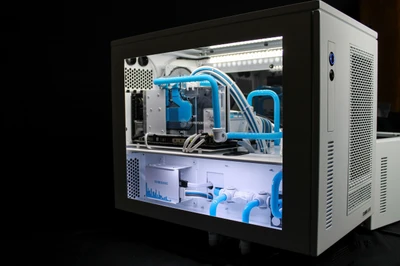 Elegante PC de juegos personalizado con refrigeración líquida y acentos azules